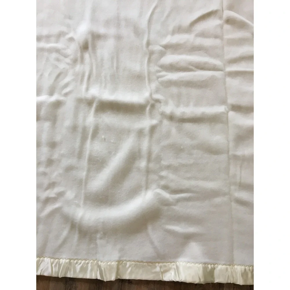 Vintage USA Made Ivory Blanket with Nylon Satin Trim 68